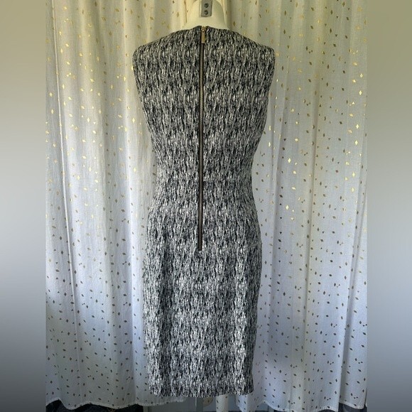 Calvin Klein Women's Sleeveless Black White Stretched Textured Shift Dress 8 - Picture 4 of 6
